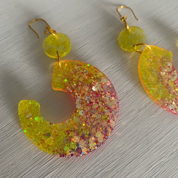 Hand made resin dangle earrings for pierced ears - Picture 4 of 4